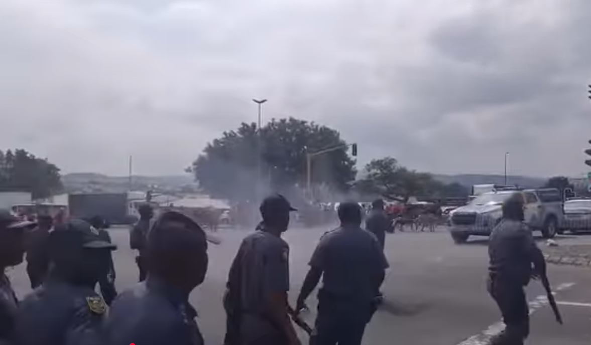 WATCH EFF unrest: Mpumalanga Police Deploy Rubber Bullets, Teargas and Stun Grenades to Clear EFF Protesters Blocking N4 in Mbombela